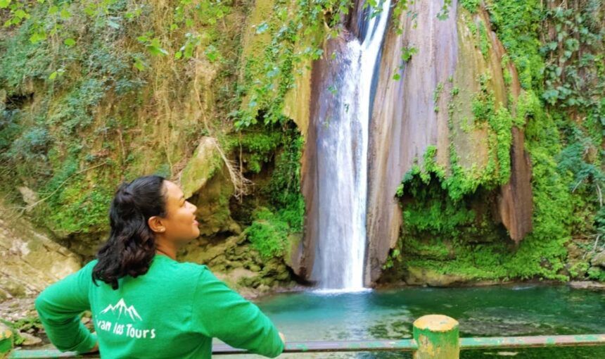 Nuestra guía turística contemplando la Cascada Chuveje