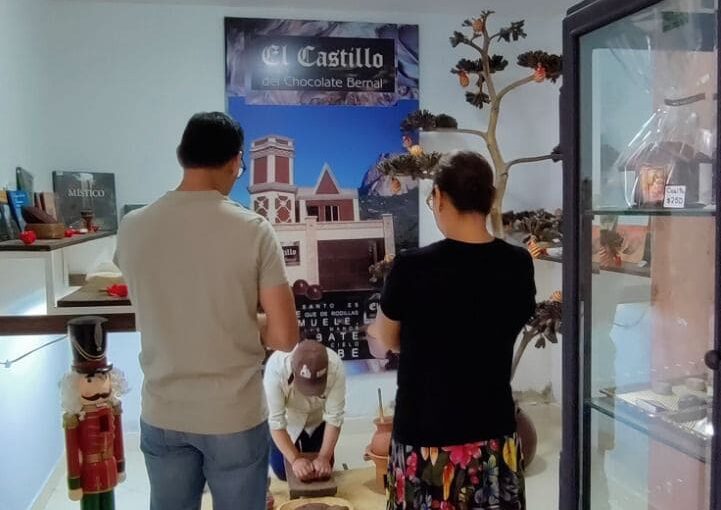 Clientes visitando el Castillo de Chocolate