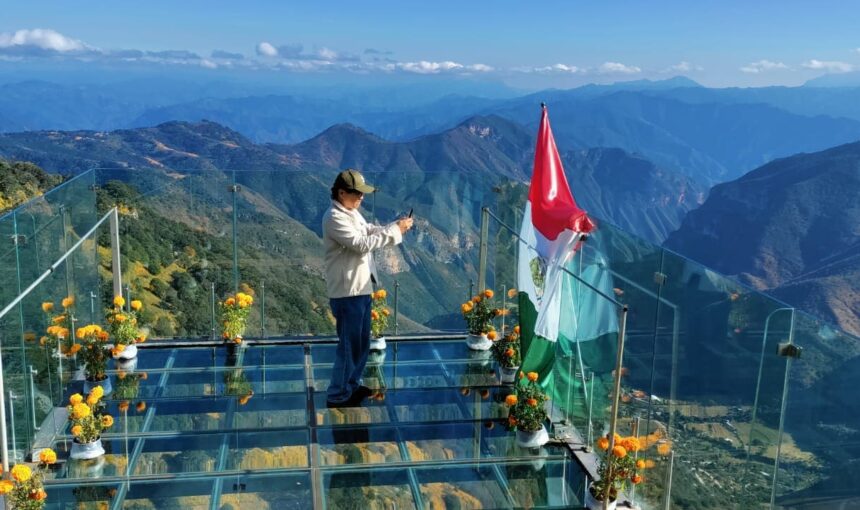 Cliente en el mirador de cristal