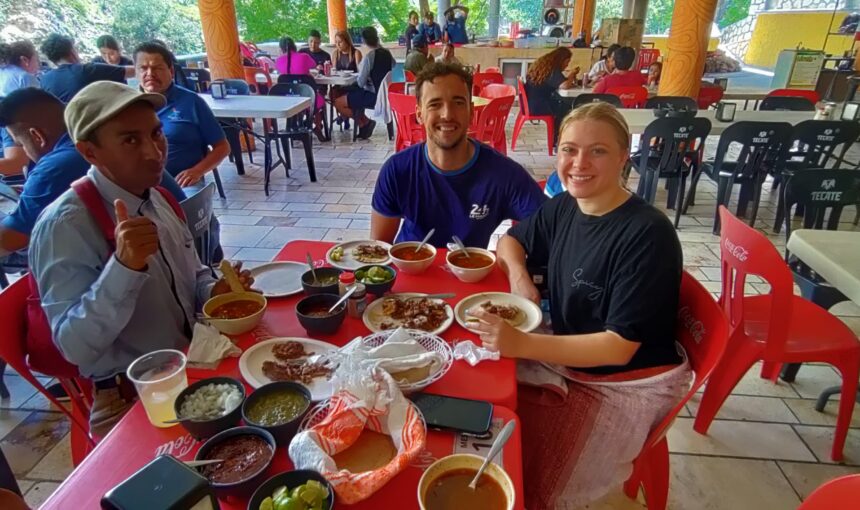 Clientes disfrutando de las grutas de Tolantongo degustando una deliciosa Barbacoa