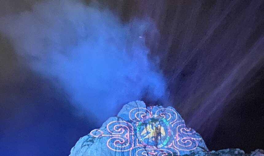 Peña de Bernal de noche